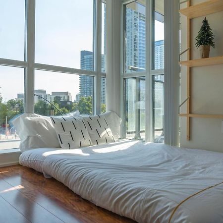 Large 2 Bedrooms Besides Cn Tower Toronto Exterior photo