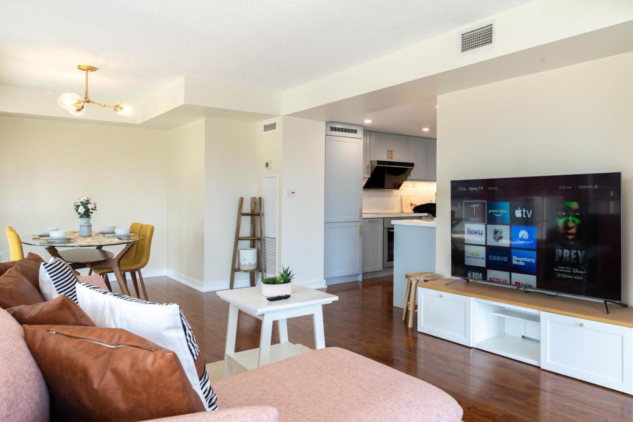 Large 2 Bedrooms Besides Cn Tower Toronto Exterior photo