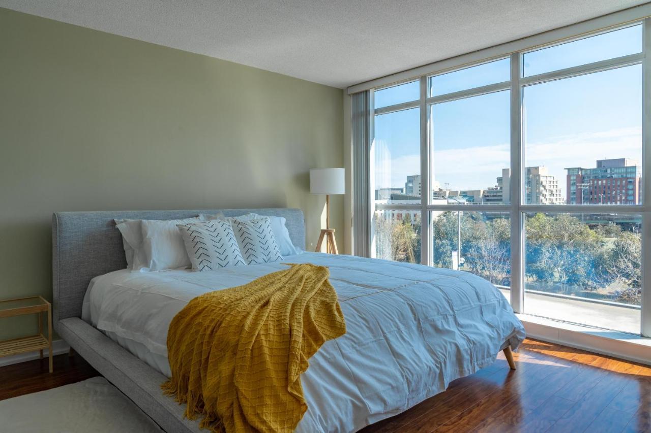 Large 2 Bedrooms Besides Cn Tower Toronto Exterior photo
