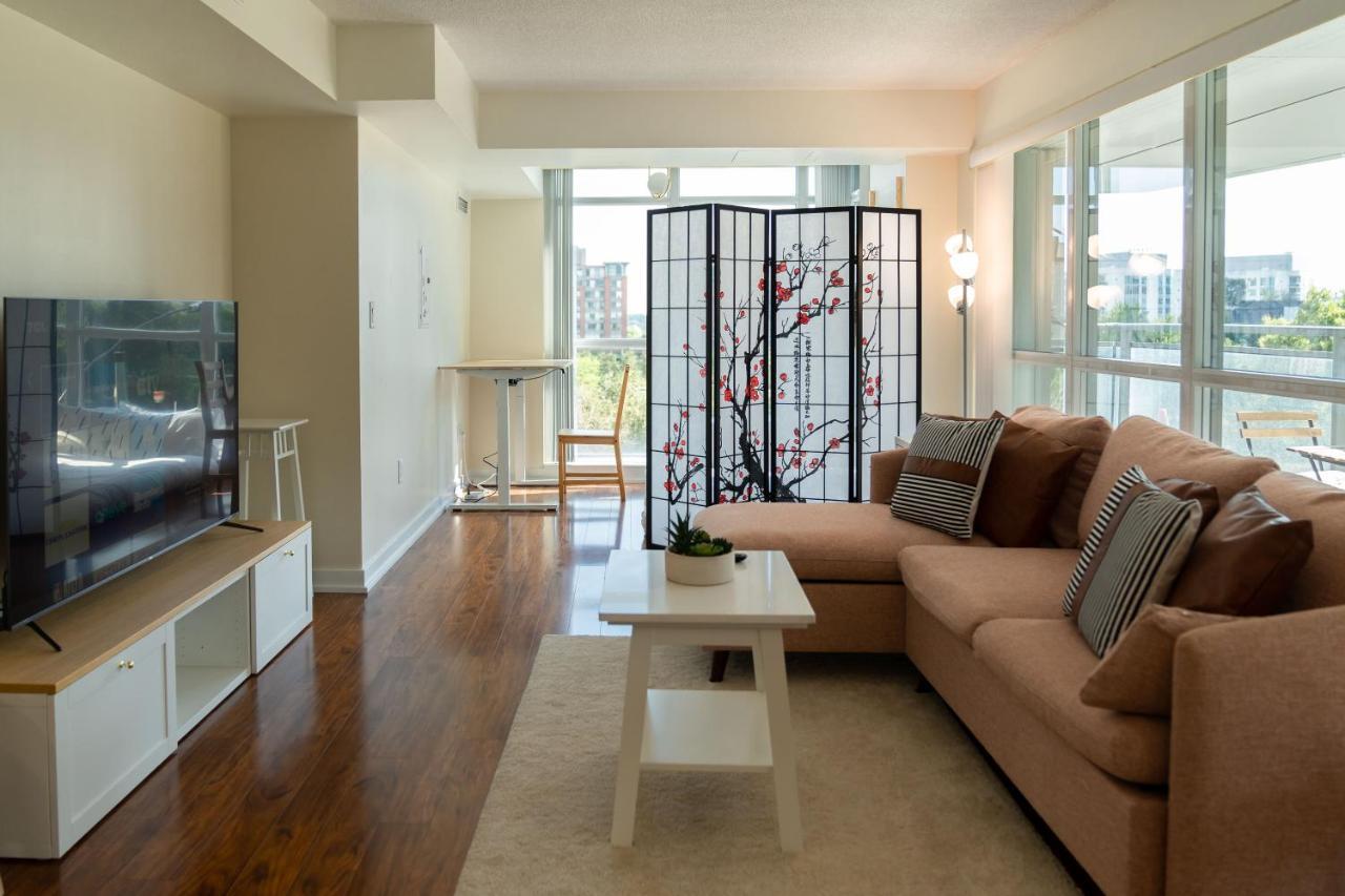 Large 2 Bedrooms Besides Cn Tower Toronto Exterior photo