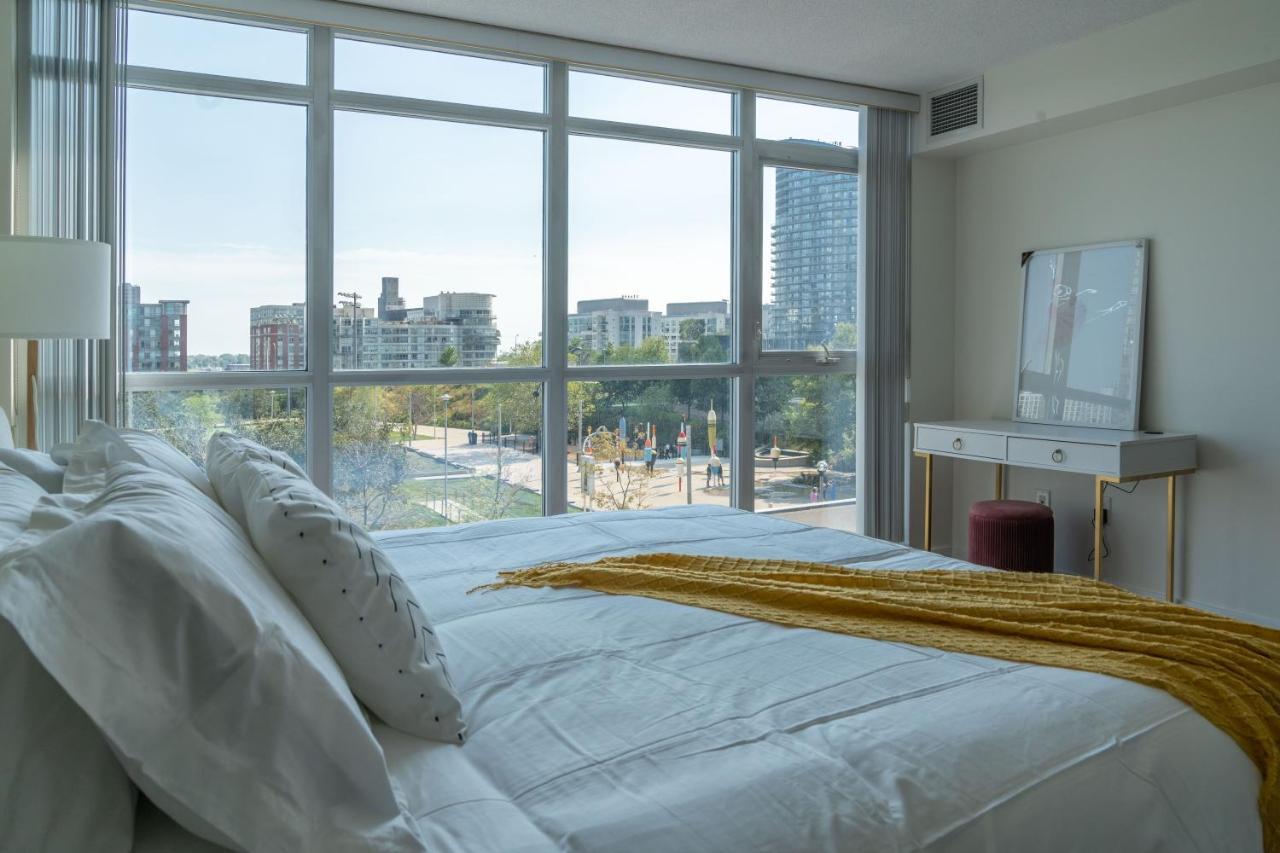 Large 2 Bedrooms Besides Cn Tower Toronto Exterior photo
