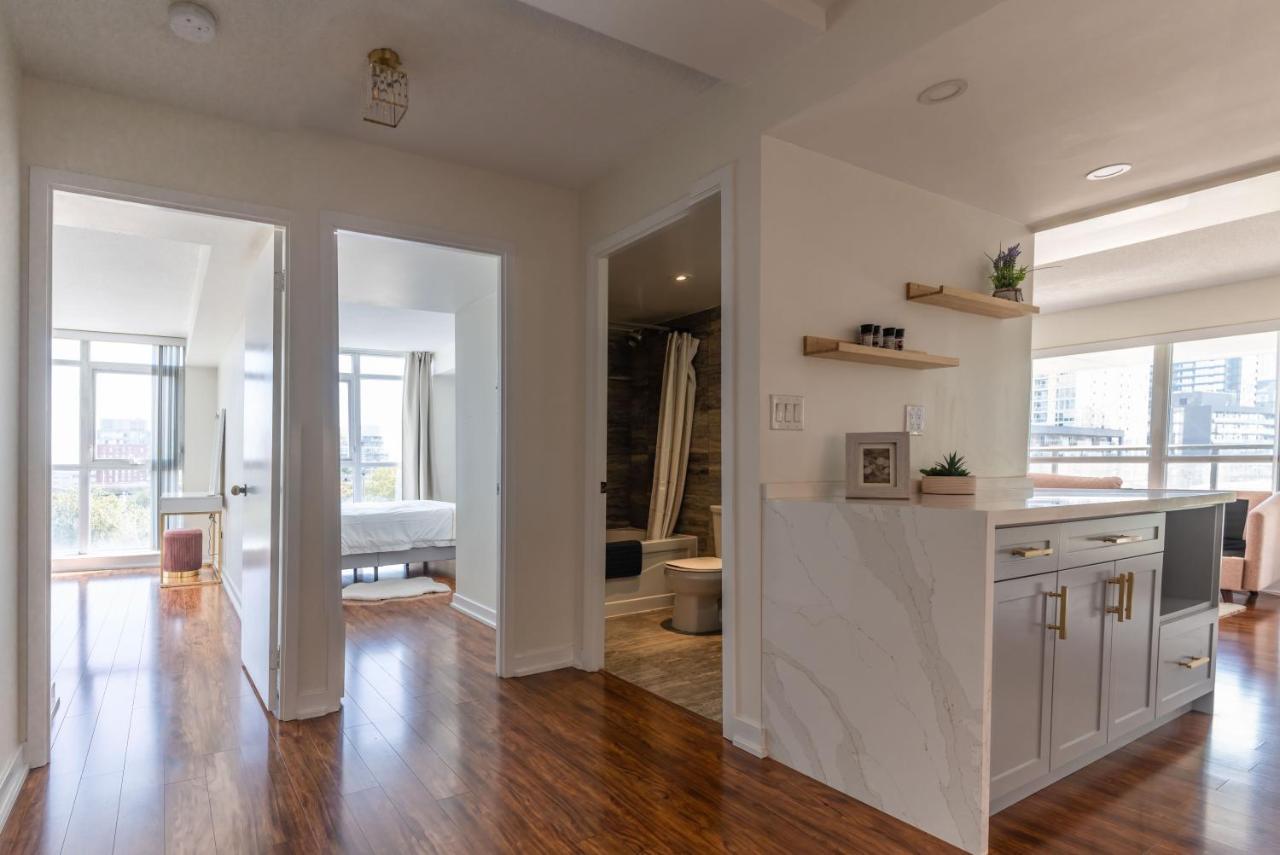 Large 2 Bedrooms Besides Cn Tower Toronto Exterior photo