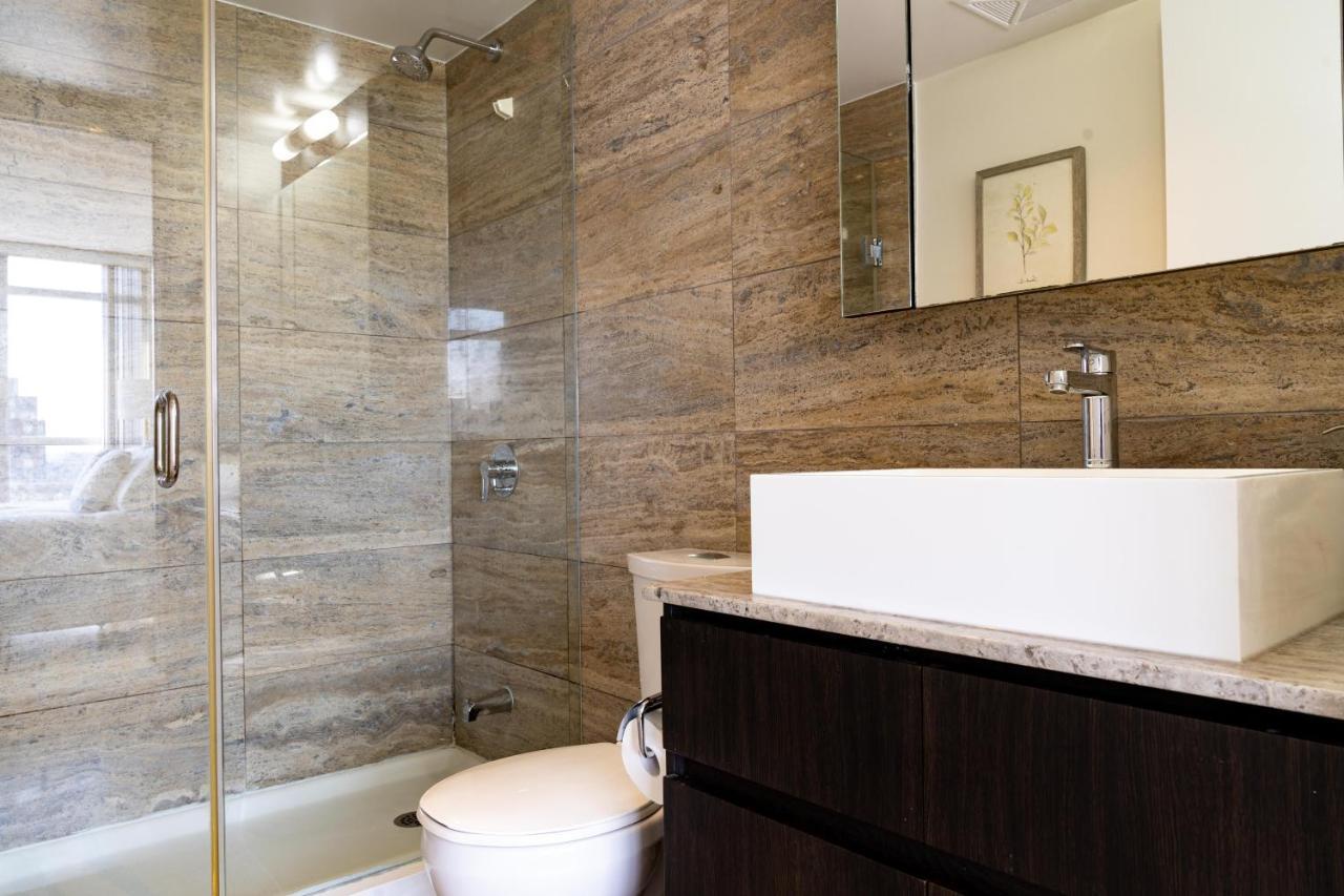 Large 2 Bedrooms Besides Cn Tower Toronto Exterior photo