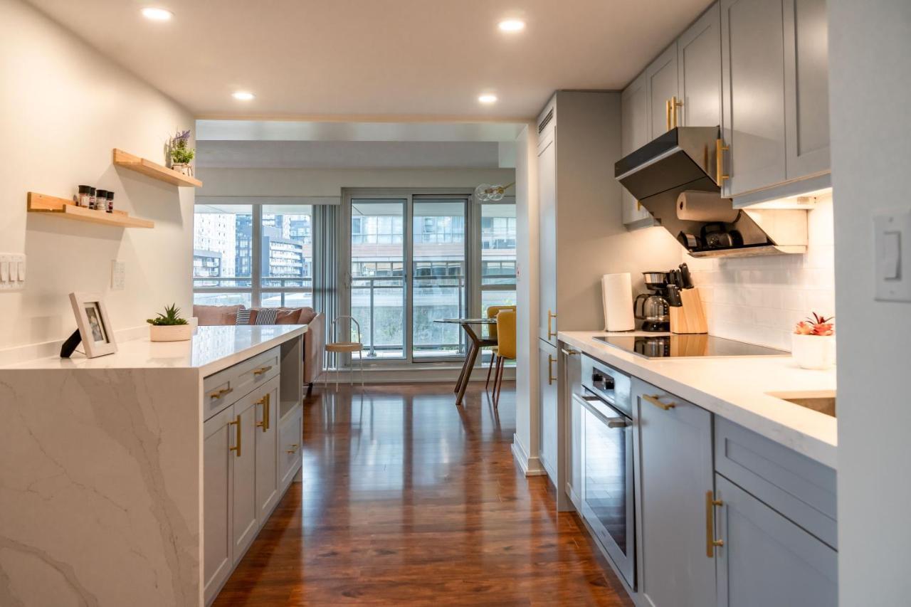 Large 2 Bedrooms Besides Cn Tower Toronto Exterior photo