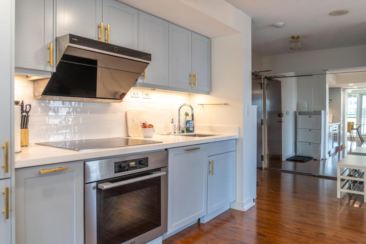 Large 2 Bedrooms Besides Cn Tower Toronto Exterior photo