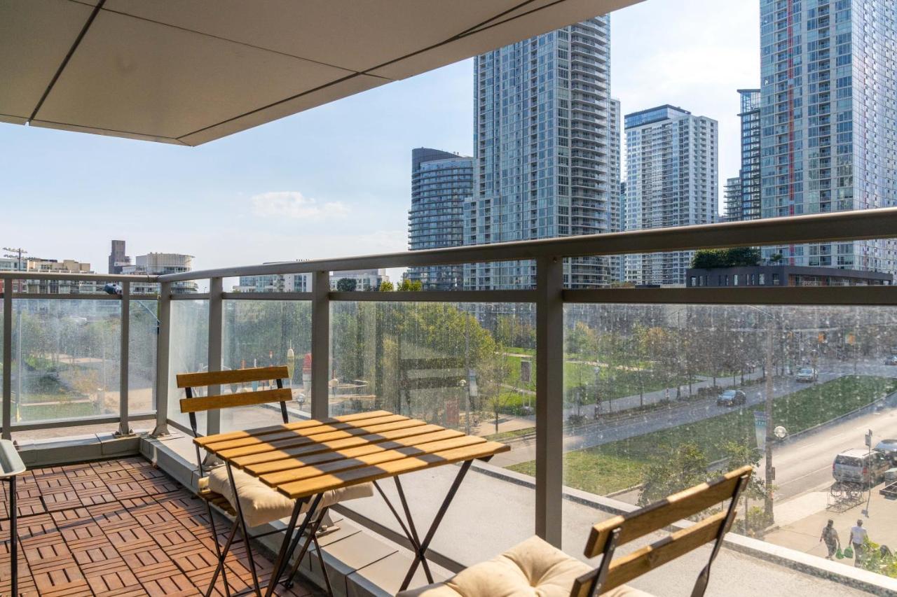 Large 2 Bedrooms Besides Cn Tower Toronto Exterior photo