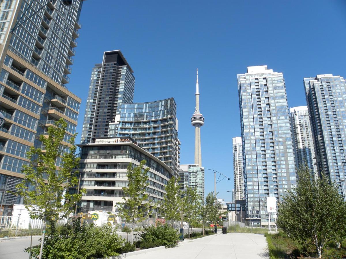 Large 2 Bedrooms Besides Cn Tower Toronto Exterior photo