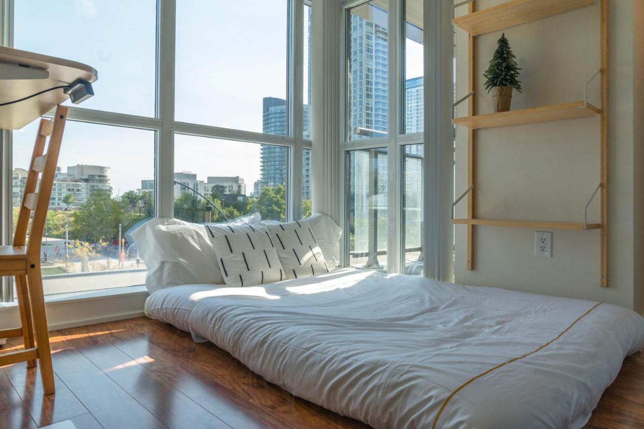Large 2 Bedrooms Besides Cn Tower Toronto Exterior photo